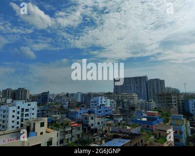 La capitale del Bangladesh Dhaka città paesaggio in una mattina soleggiata. Vista sulla città di Dhaka con cielo blu. Bella città del Bangladesh dall'alto. Foto Stock