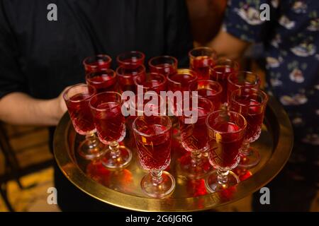 Vassoio portavande con cocktail aperol Spritz. Drink estivo Foto Stock