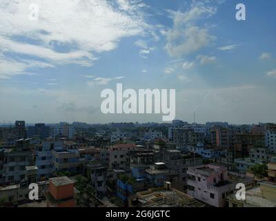 La capitale del Bangladesh Dhaka città paesaggio in una mattina soleggiata. Vista sulla città di Dhaka con cielo blu. Bella città del Bangladesh dall'alto. Foto Stock