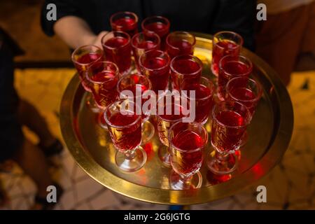 Vassoio portavande con cocktail aperol Spritz. Drink estivo Foto Stock