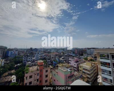 La capitale del Bangladesh Dhaka città paesaggio in una mattina soleggiata. Vista sulla città di Dhaka con cielo blu. Bella città del Bangladesh dall'alto. Foto Stock