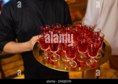 Vassoio portavande con cocktail aperol Spritz. Drink estivo Foto Stock