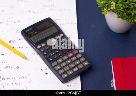 Vecchio Hewlett Packard calcolatrice scientifica raffigurato su uno sfondo  bianco Foto stock - Alamy