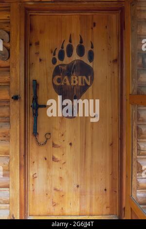 Rustica porta di legno di capanno con Bear Paw Design Foto Stock