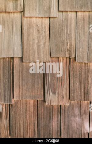 Primo piano di muro di legno intemperie di capanna di tronchi Foto Stock