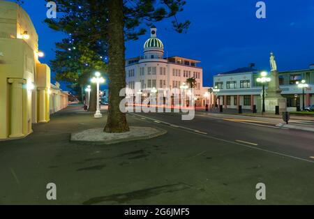 Napier nuova Zelanda - 1 giugno 2015; scena delle strade serali con edifici dell'epoca deco della città Foto Stock