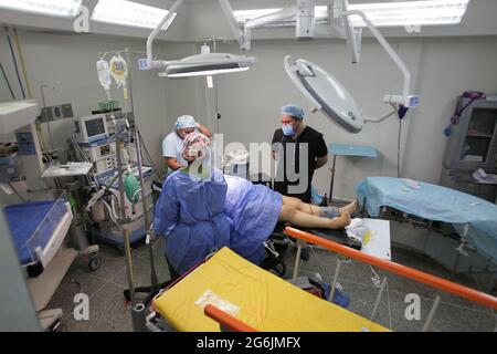 Maracaibo-Venezuela-19-06-2015-Maternety Un medico parla con il suo paziente in una sala operatoria prima di eseguire il taglio cesareo. Foto di José Bula Foto Stock