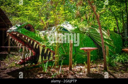 Drago verde scalato nel parco boscoso dove i bambini possono giocare all'interno Foto Stock