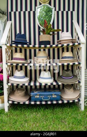 East Molesey, Surrey, Regno Unito. 5 luglio 2021. Cappelli in vendita allo spettacolo. Credito: Maureen McLean/Alamy Foto Stock