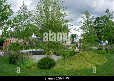 East Molesey, Surrey, Regno Unito. 5 luglio 2021. Show Garden, The Cancer Research UK Legacy Garden progettato da Tom Simpson. Il giardino rappresenta i sostenitori e i ricercatori di Cancer Research UK che sono anche sponsor del giardino. Credito: Maureen McLean/Alamy Foto Stock