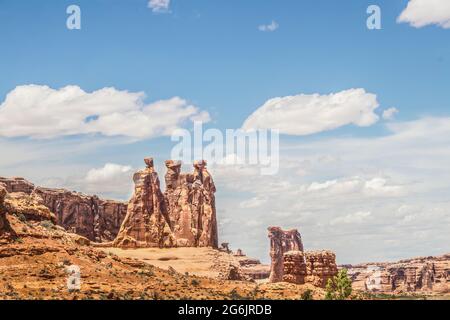 Formazioni rocciose di Hoodoo all'Arches National Park Utah USA che sembrano alieni giganti che hanno una conversazione Foto Stock