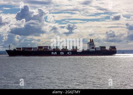 Container commerciale nave vela sul Tamigi Foto Stock