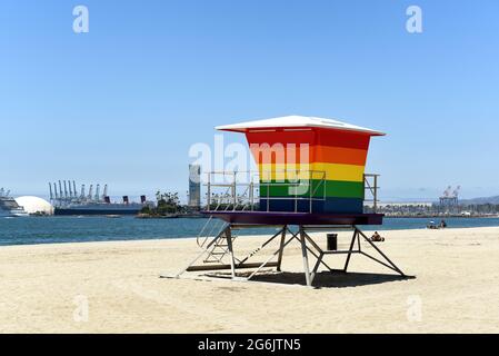 LONG BEACH, CALIF - 5 LUG 2021: Pride Tower, a Shoreline Way e 12th Pl. La torre del bagnino color arcobaleno supporta la sostituzione della comunità LGBTQ Foto Stock