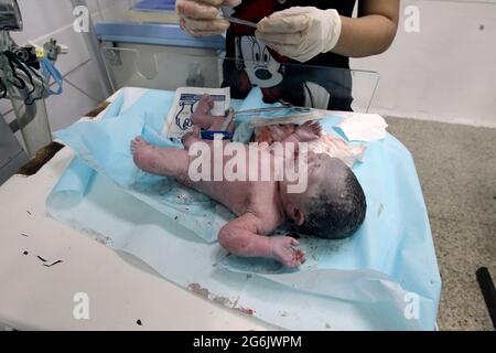 Maracaibo- Venezuela-19-06-2015- Maternity Castillo Plaza in Venezuela. È in corso il controllo del parto di un bambino da neonato. © JOSÉ ISAAC BULA URRUTIA Foto Stock