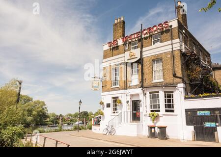 Il White Cross Pub vicino al Tamigi a Richmond upon Thames, Londra, Inghilterra, Regno Unito Foto Stock
