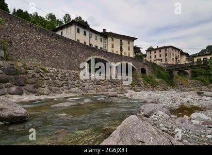 Veduta del piccolo paese del Cassiglio 113 abitanti in Val Brembana Bergamo, Italia Foto Stock