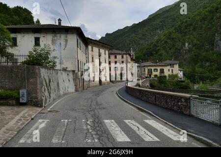 Veduta del piccolo paese del Cassiglio 113 abitanti in Val Brembana Bergamo, Italia Foto Stock