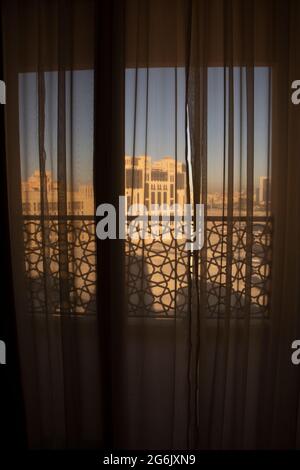 Ammirate il sole della mattina presto attraverso le tende di Dubai. Foto Stock