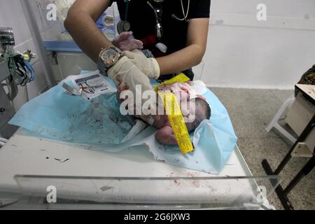 Maracaibo- Venezuela-19-06-2015- Maternity Castillo Plaza in Venezuela. È in corso il controllo del parto di un bambino da neonato. © JOSÉ ISAAC BULA URRUTIA Foto Stock