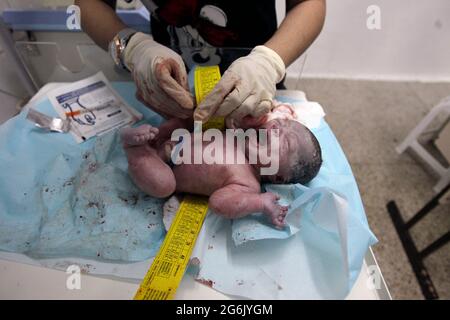 Maracaibo- Venezuela-19-06-2015- Maternity Castillo Plaza in Venezuela. Il parto di un bambino da neonato viene controllato con un nastro di misurazione. © JOSÉ Foto Stock