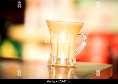 Tazza di tè caldo del latte, tè del latte (chai normale) è molto popolare in Pakistan Foto Stock