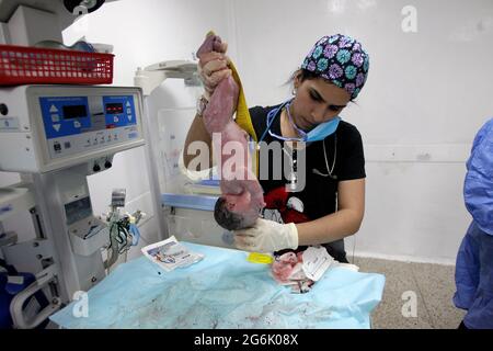 Maracaibo- Venezuela-19-06-2015- Maternity Castillo Plaza in Venezuela. Il parto di un bambino da neonato viene controllato con un nastro di misurazione. © JOSÉ Foto Stock