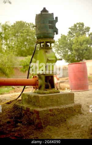 Pompa a turbina, impianto di irrigazione di campo nel distretto di Pakpattan, Punjab, Pakistan Foto Stock