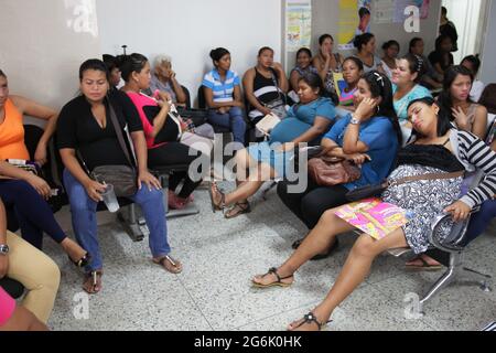 Maracaibo- Venezuela-19-06-2015- Maternity Castillo Plaza in Venezuela. Una donna incinta dorme mentre attende di essere vista per il suo apoin di controllo di nascita Foto Stock