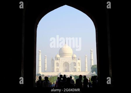 India Agra - Taj Mahal vista incorniciata Foto Stock