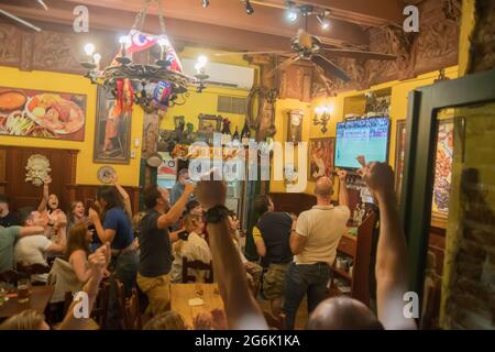 La squadra di calcio spagnola è scesa martedì nella semifinale Euro 2020 dopo aver perso in Italia nel tirone di rigore (4-2) dopo una partita (1-1), tenutasi a Wembley, dove la squadra di Luis Enrique meritava una fortuna migliore. La Spagna ha dominato nella prima metà e ha goduto di buone possibilità, ma è stata l'Italia a colpire per primo sul tabellone. Fu nella seconda metà quando Federico Chiesa -a 60 minuti- approfittò di un contrattacco per battere Unai Simón con un colpo con un filo. L'obiettivo sembrava definitivo. Tuttavia, il team di Luis Enrique Martínez ha trovato l'equalizzatore nell'ottantesimo minuto nelle scarpe di Álvaro Morata, che Foto Stock