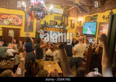 La squadra di calcio spagnola è scesa martedì nella semifinale Euro 2020 dopo aver perso in Italia nel tirone di rigore (4-2) dopo una partita (1-1), tenutasi a Wembley, dove la squadra di Luis Enrique meritava una fortuna migliore. La Spagna ha dominato nella prima metà e ha goduto di buone possibilità, ma è stata l'Italia a colpire per primo sul tabellone. Fu nella seconda metà quando Federico Chiesa -a 60 minuti- approfittò di un contrattacco per battere Unai Simón con un colpo con un filo. L'obiettivo sembrava definitivo. Tuttavia, il team di Luis Enrique Martínez ha trovato l'equalizzatore nell'ottantesimo minuto nelle scarpe di Álvaro Morata, che Foto Stock