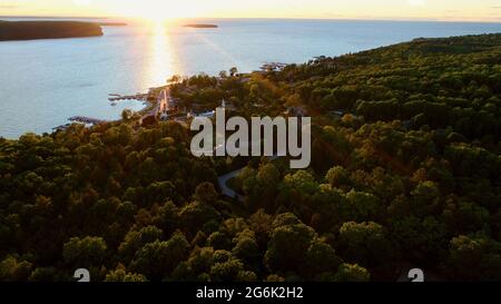 Splendida vista aerea catturata al tramonto sulla pittoresca comunità costiera di Ephraim, calme acque della Green Bay in lontananza, Door County, WI, USA Foto Stock