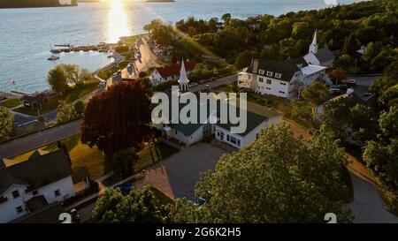 Splendida vista aerea catturata al tramonto sulla pittoresca comunità costiera di Ephraim, calme acque della Green Bay in lontananza, Door County, WI, USA Foto Stock