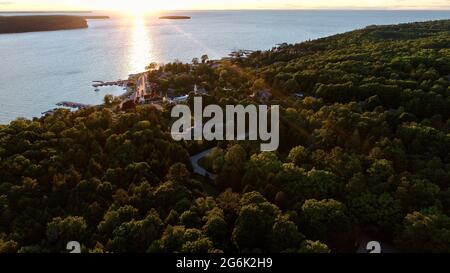 Splendida vista aerea catturata al tramonto sulla pittoresca comunità costiera di Ephraim, calme acque della Green Bay in lontananza, Door County, WI, USA Foto Stock