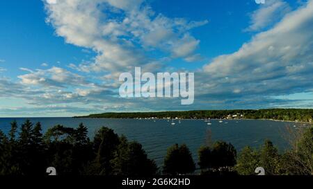 Splendida vista aerea catturata al tramonto sulla pittoresca comunità costiera di Ephraim, calme acque della Green Bay in lontananza, Door County, WI, USA Foto Stock