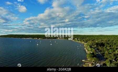 Splendida vista aerea catturata al tramonto sulla pittoresca comunità costiera di Ephraim, calme acque della Green Bay in lontananza, Door County, WI, USA Foto Stock