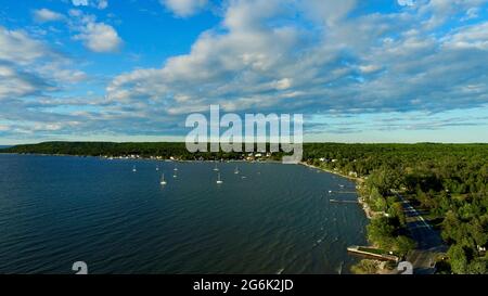 Splendida vista aerea catturata al tramonto sulla pittoresca comunità costiera di Ephraim, calme acque della Green Bay in lontananza, Door County, WI, USA Foto Stock