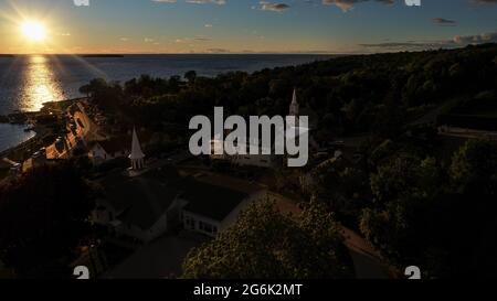 Splendida vista aerea catturata al tramonto sulla pittoresca comunità costiera di Ephraim, calme acque della Green Bay in lontananza, Door County, WI, USA Foto Stock