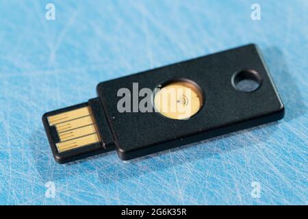 Chiavetta USB con chiave segreta per accedere ai file crittografati Foto Stock