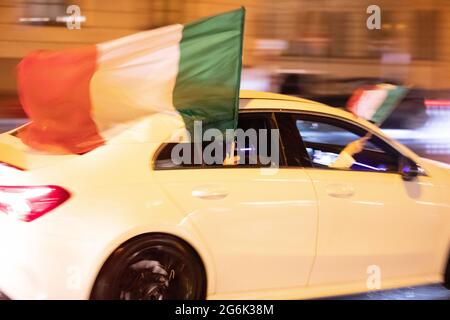 Italienische tifosi feiern am 7. Juli 2021 auf der Ludwigstraße in München nachdem Italien Spanien bei der Europameisterschaft im Elfmeterschießen besiegt Hat. * i tifosi italiani violano nella Ludwigstrasse di Monaco, in Germania il 7 luglio 2021 dopo che l'Italia ha vinto la Spagna nella semifinale Euro 2020 dopo una punizione sparatoria. (Foto di Alexander Pohl/Sipa USA) Credit: Sipa USA/Alamy Live News Foto Stock