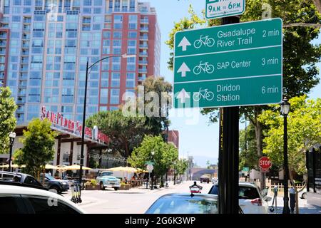 Indicazioni per la bicicletta nel centro di San Jose, California, per SAP Center, Guadalupe River Trail e la stazione di Diridon con distanza misurata in minuti. Foto Stock
