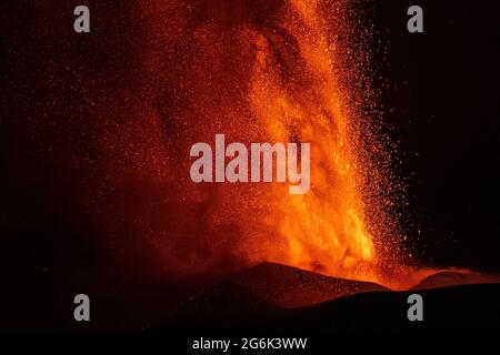 CATANIA, ETNA, ITALIA - 07 luglio 2021: Eruzione del vulcano Etna in Sicilia Foto Stock