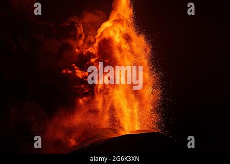CATANIA, ETNA, ITALIA - 07 luglio 2021: Eruzione del vulcano Etna in Sicilia Foto Stock