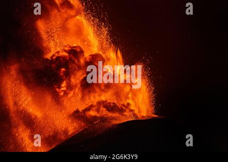 CATANIA, ETNA, ITALIA - 07 luglio 2021: Eruzione del vulcano Etna in Sicilia Foto Stock