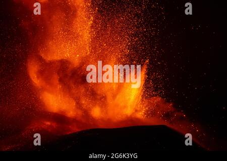 CATANIA, ETNA, ITALIA - 07 luglio 2021: Eruzione del vulcano Etna in Sicilia Foto Stock