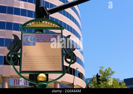 San Jose (California) Storia segno a piedi con una spiegazione del Collegio di Notre Dame, charter nel 1868, ora Notre Dame de Namur University. Foto Stock