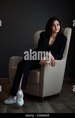 Amburgo, Germania. 12 giugno 2021. Yusra Mardini, nuotatrice, è seduta in una poltrona accanto a una finestra nella sala di un hotel di Amburgo. Credit: Gregor Fischer/dpa/Alamy Live News Foto Stock