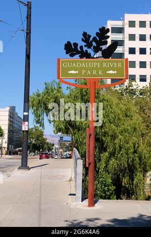 L'insegna del Guadalupe River Park si trova accanto al parco nel centro di San Jose, California, luogo di ritrovo per attività ricreative all'aperto e festival nella Silicon Valley. Foto Stock