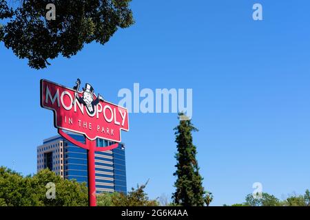 Firma per il più grande consiglio di monopolio permanente del mondo; Guadalupe River Park nel centro di San Jose, California nel 2002; Guinness detentore del record mondiale. Foto Stock