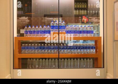Bottiglie di plastica Aquafina e Voss esposte presso una vetrina California Starbucks; file di acqua in bottiglia purificata e artesiana esposte per la vendita. Foto Stock